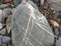 Grauer Stein mit weißer Maserung und weißem Rand